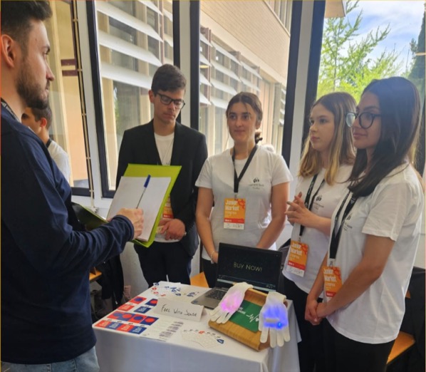 Alunos do 11.º C marcam presença na Junior Market